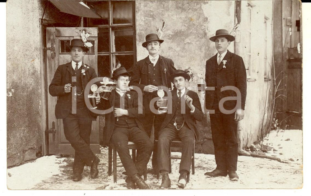 Fotografia d epoca originale 1920 ca GERMANIA Giovani brindano dopo la visita di leva  Foto cartolina 1