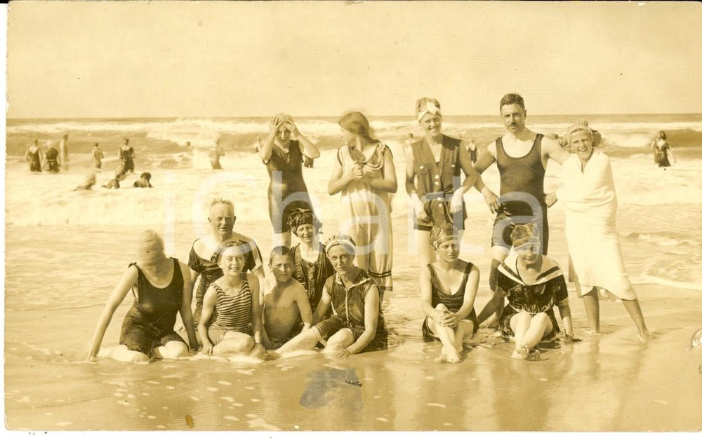 Fotografia d epoca originale 1920 ca GERMANIA MARE DEL NORD Un gruppo di bagnanti in acqua  Foto 14x9 1