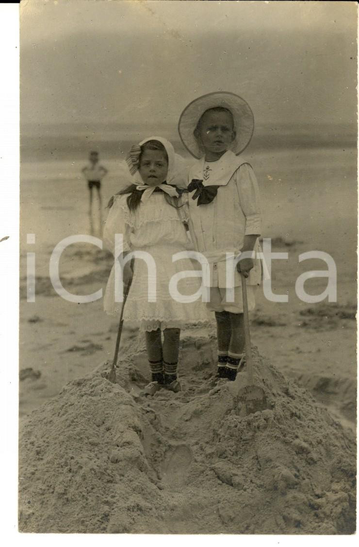 Fotografia d epoca originale 1908 WANGEROOGE Ritratto di due fratellini in spiaggia  Foto cartolina VINTAGE 1