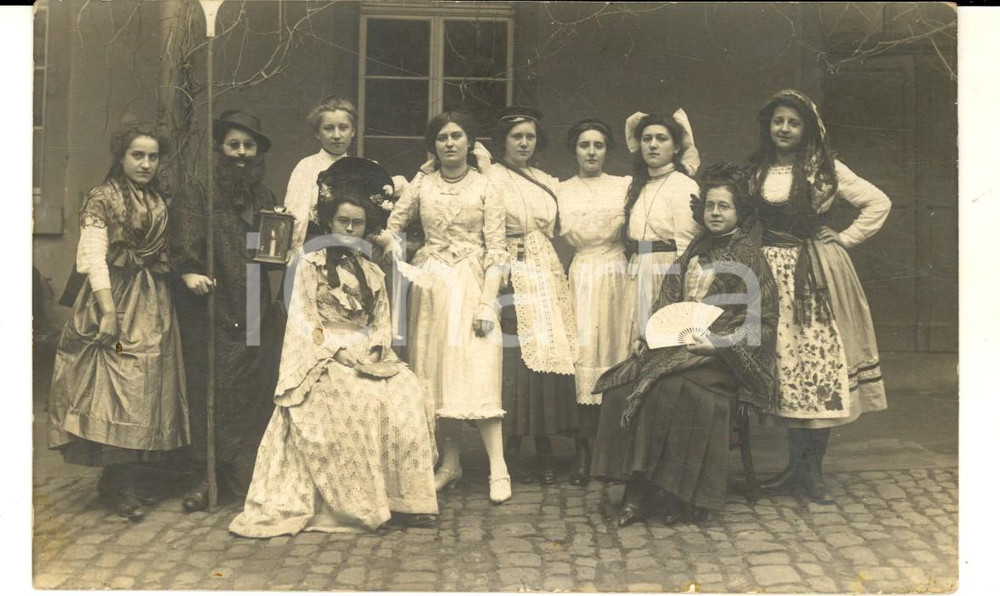 Fotografia d epoca originale 1911 ASCHAFFENBURG TEATRO AMATORIALE  Scena in costume  Foto cartolina VINTAGE 1