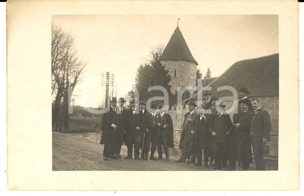 Fotografia d epoca originale 1921 Castello di HALLWYL SVIZZERA Ritratto di gruppo maschile Foto cartolina 1