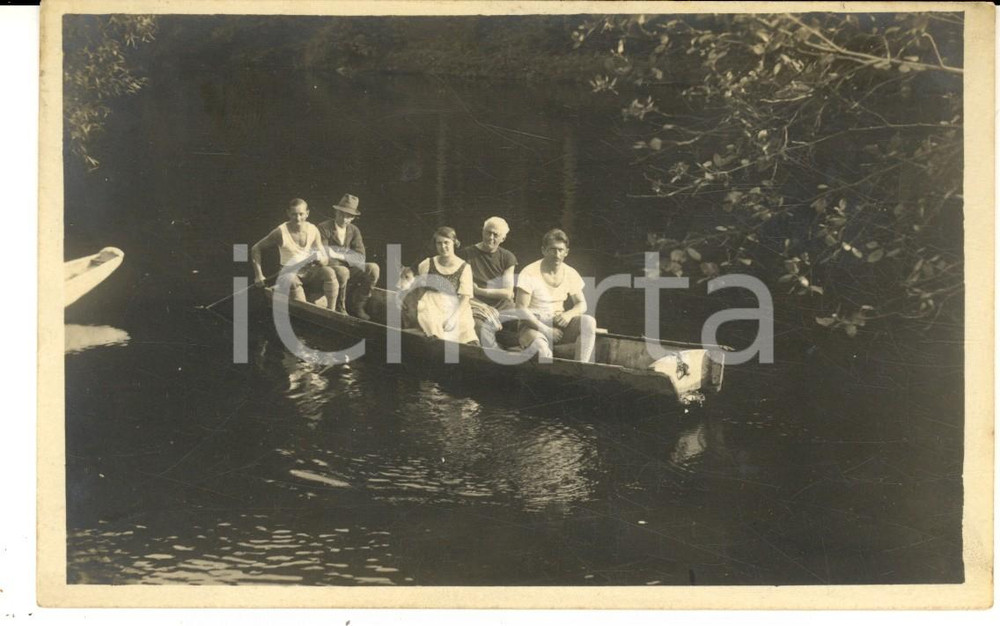 Fotografia d epoca originale 1930 ca GERMANIA Ritratto di famiglia in barca con il cane  Foto  VINTAGE 1
