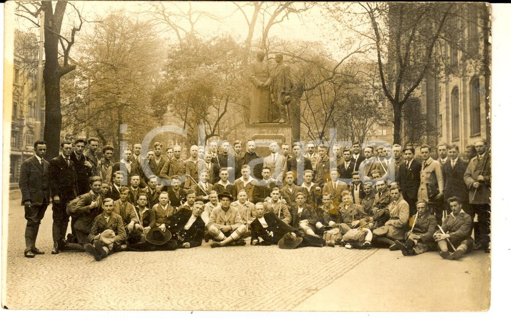 Fotografia d epoca originale 1929 KÃ–LN / COLONIA Gruppo giovanile presso monumento ad Adolf Kopling  Foto 1