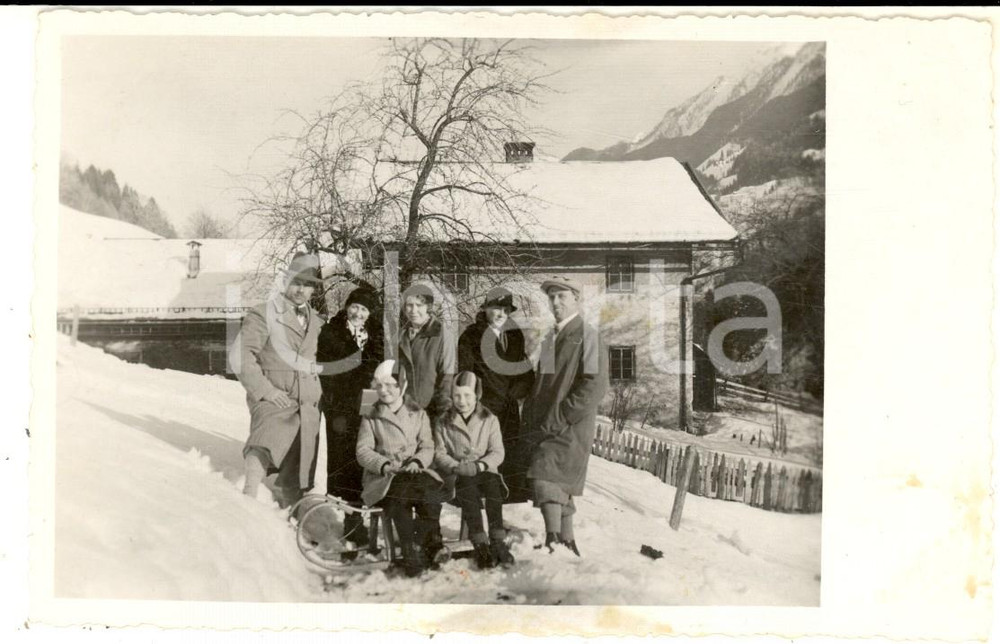 1940 ca GERMANIA Ritratto di famiglia in montagna con slittino - Foto VINTAGE Fotografia d'epoca, in formato cartolina postale. CONDIZIONI: FAIR (lievi macchie)     originale e autentica 1