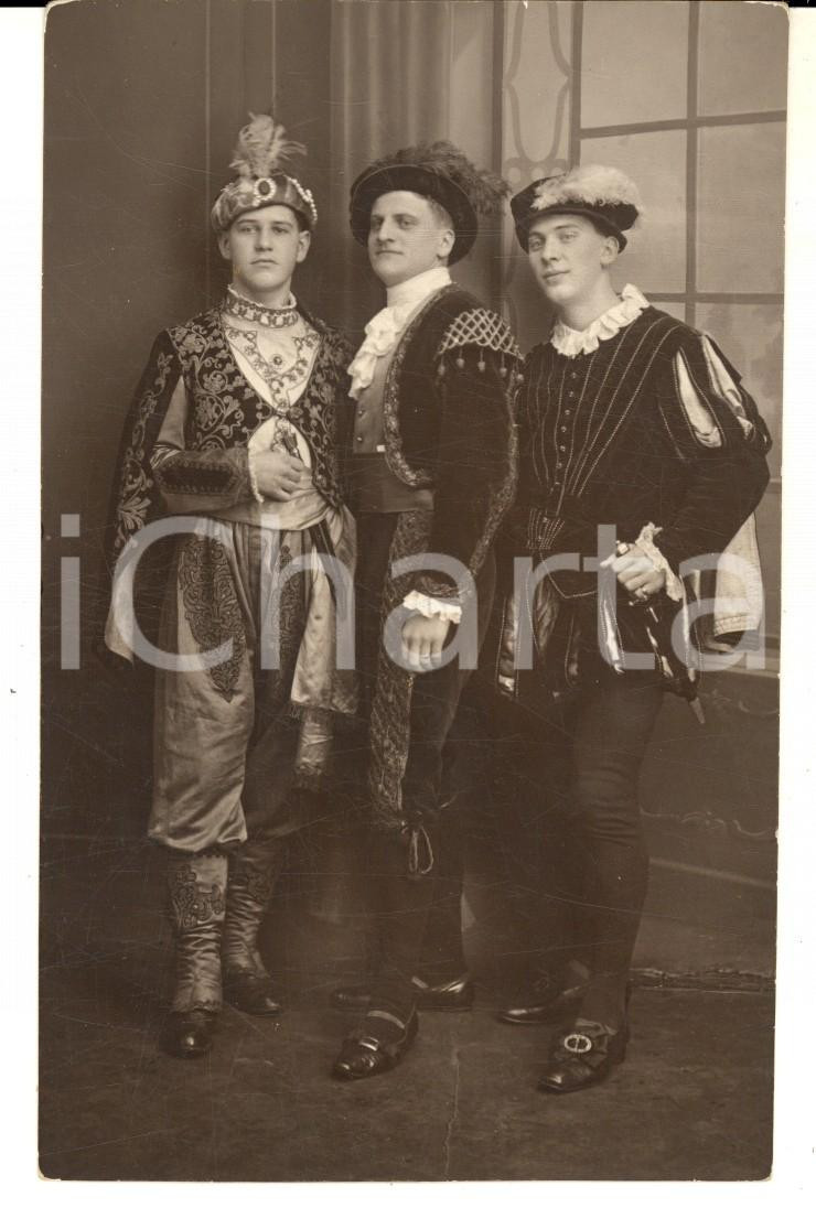 Fotografia d epoca originale 1922 WIEN Wilhelm ZEMAN tra i compagni a un ballo in maschera  Foto cartolina 1