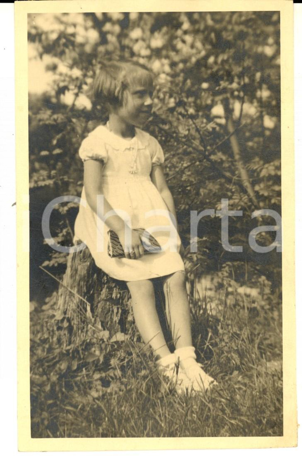 Fotografia d epoca originale 1940 ca GERMANIA Ritratto di bambina con anello e borsetta  Foto cartolina 1