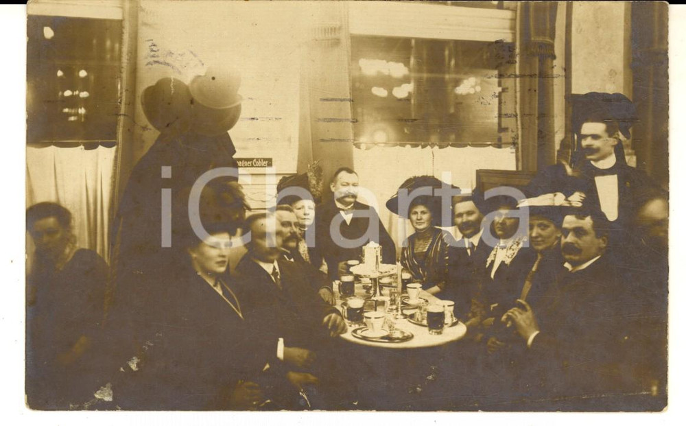 Fotografia d epoca originale 1911 HAMBURG Famiglia Jurgens  Ritratto al bar con le birre  Foto VINTAGE 1