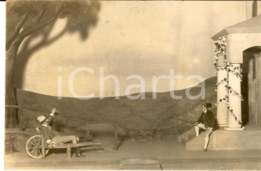 Fotografia d epoca originale 1920 ca WEIMAR TEATRO Scena comica con maschera su un carretto  Foto cartolina 1