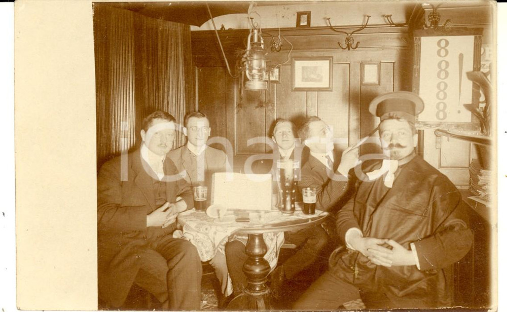 Fotografia d epoca originale 1910 GERMANIA Gruppo di amici con le birre  Foto cartolina GOLIARDIA 1