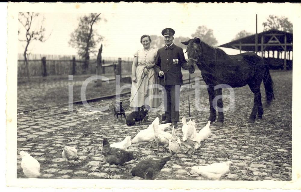Fotografia d epoca originale 1942 ISMANING Ufficiale Barthl OTT con la moglie in una fattoria Foto cartolina 1