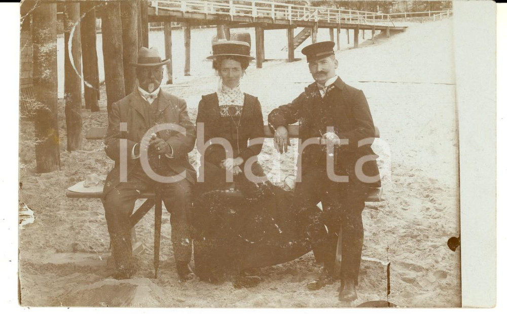 Fotografia d epoca originale 1910 AHLBECK Ritratto di due uomini con elegante dama in spiaggia  Foto VINTAGE 1