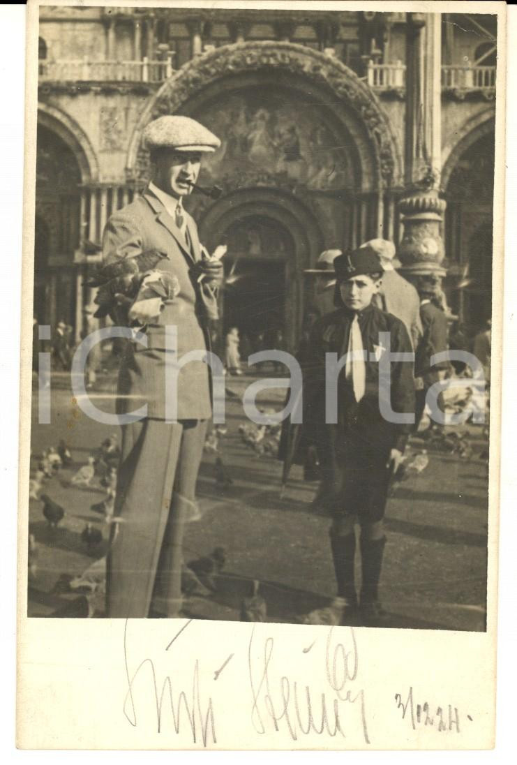 Fotografia d epoca originale 1924 VENEZIA Piazza San Marco  Un padre con il figlio in divisa  Foto 1