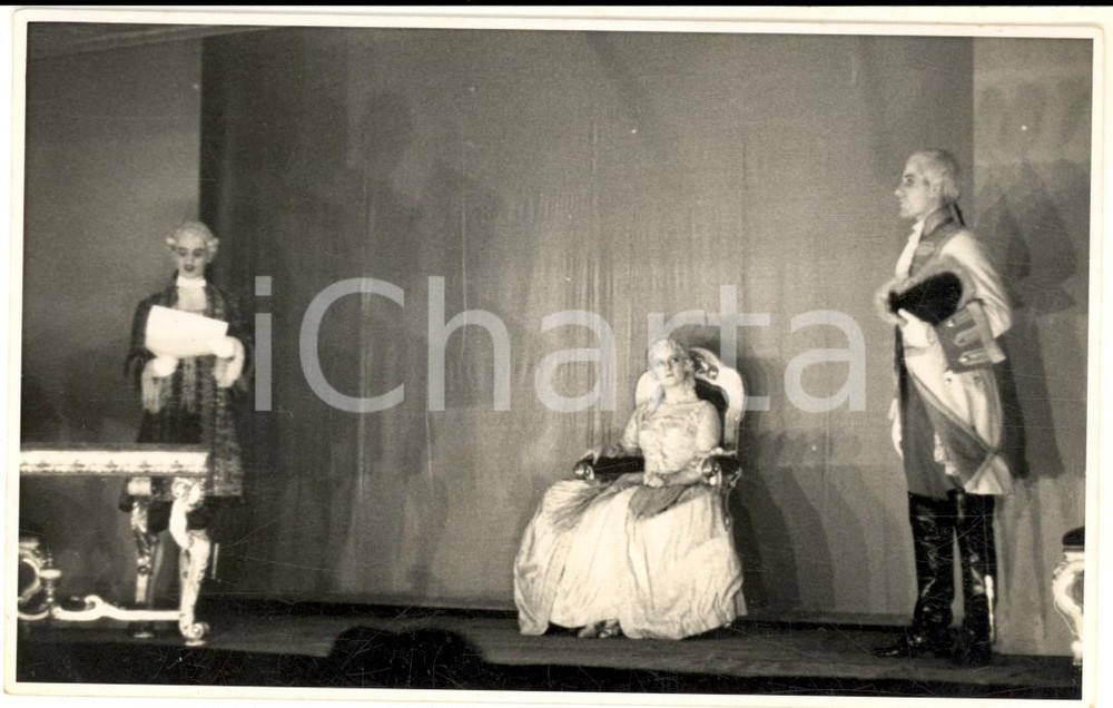 Fotografia d epoca originale 1940 ca WIENER NEUSTADT  TEATRO  Scena in costume barocco  Foto cartolina 1