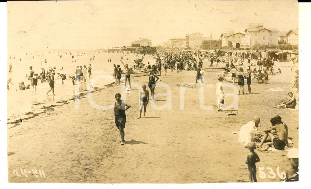 Fotografia d epoca originale 1930 ca GRADO ? Spiaggia affollata in estate  Foto cartolina VINTAGE 1