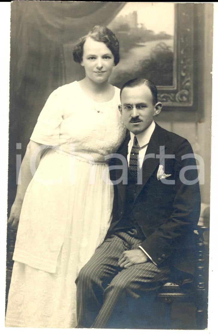 Fotografia d epoca originale 1920 ca OSCHATZ GERMANY Ritratto di una coppia di sposi  Foto William JUST 1