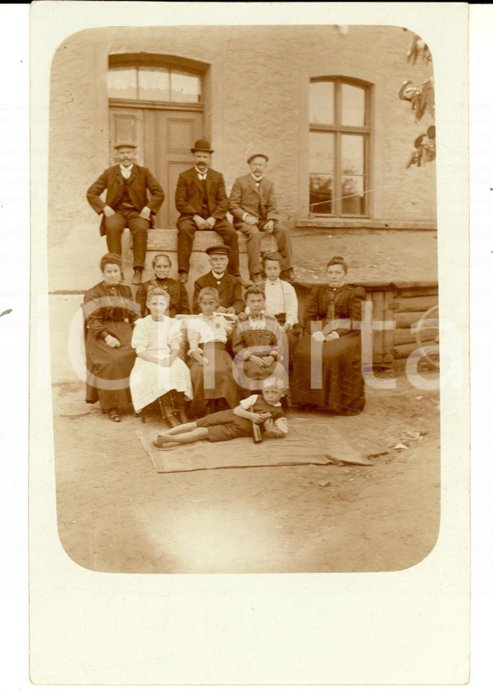 Fotografia d epoca originale 1910 ca GERMANY Ritratto di famiglia in cortile rurale  Foto cartolina VINTAGE 1