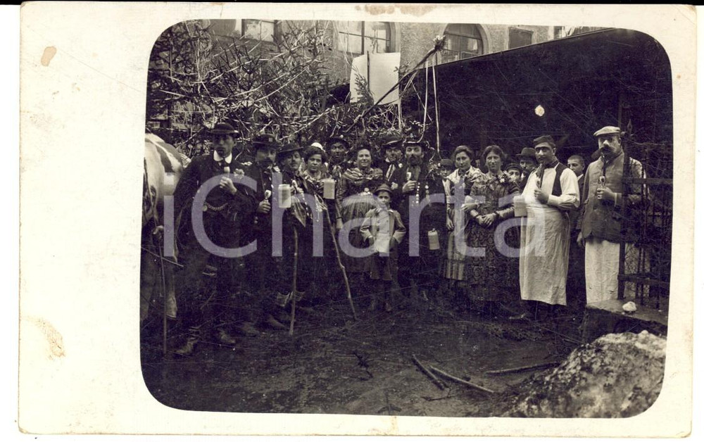 Fotografia d epoca originale 1912 GERMANY Una festa in costume con brindisi e birre  Foto cartolina VINTAGE 1
