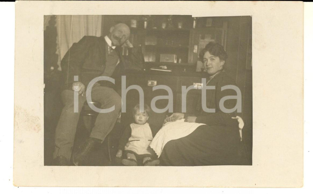 Fotografia d epoca originale 1911 IMMENSTADT Ritratto di famiglia in soggiorno  Foto cartolina VINTAGE 1