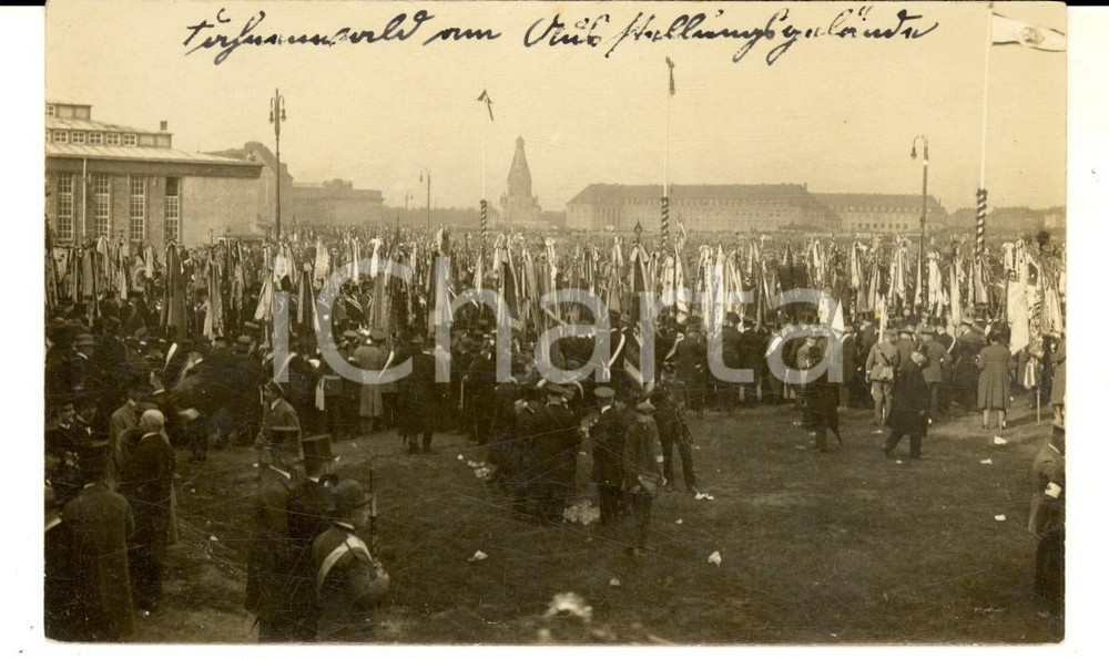 Fotografia d epoca originale 1920 ca GERMANIA Grande raduno con bandiere in piazza  Foto cartolina VINTAGE 1