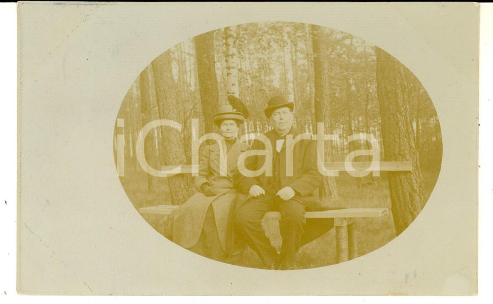 1913 FALKENBERG Ritratto di due coniugi in un parco - Foto cartolina VINTAGE Fotografia d'epoca, in formato cartolina postale.Viaggiata. CONDIZIONI: G     originale e autentica 1