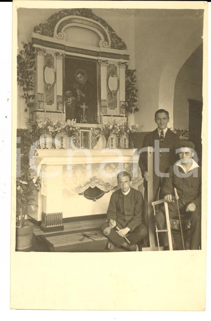 Fotografia d epoca originale 1930 ca GERMANIA Seminaristi con ritratto di S. ANTONIO  Foto cartolina 1