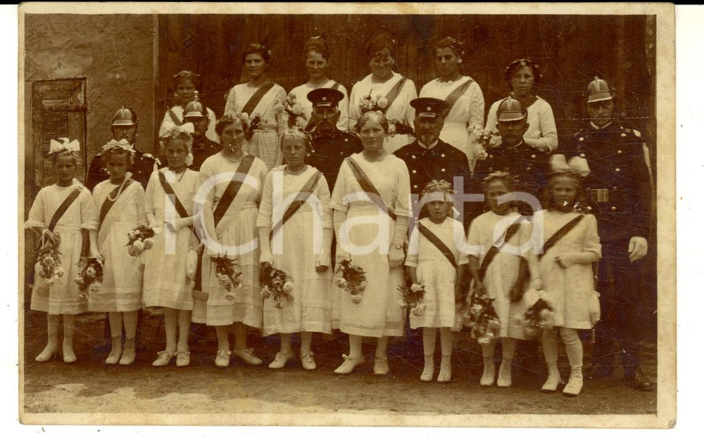 Cartolina originale da collezione 1930 ca GERMANIA Giovani cresimande con vigili del fuoco  Foto cartolina 1