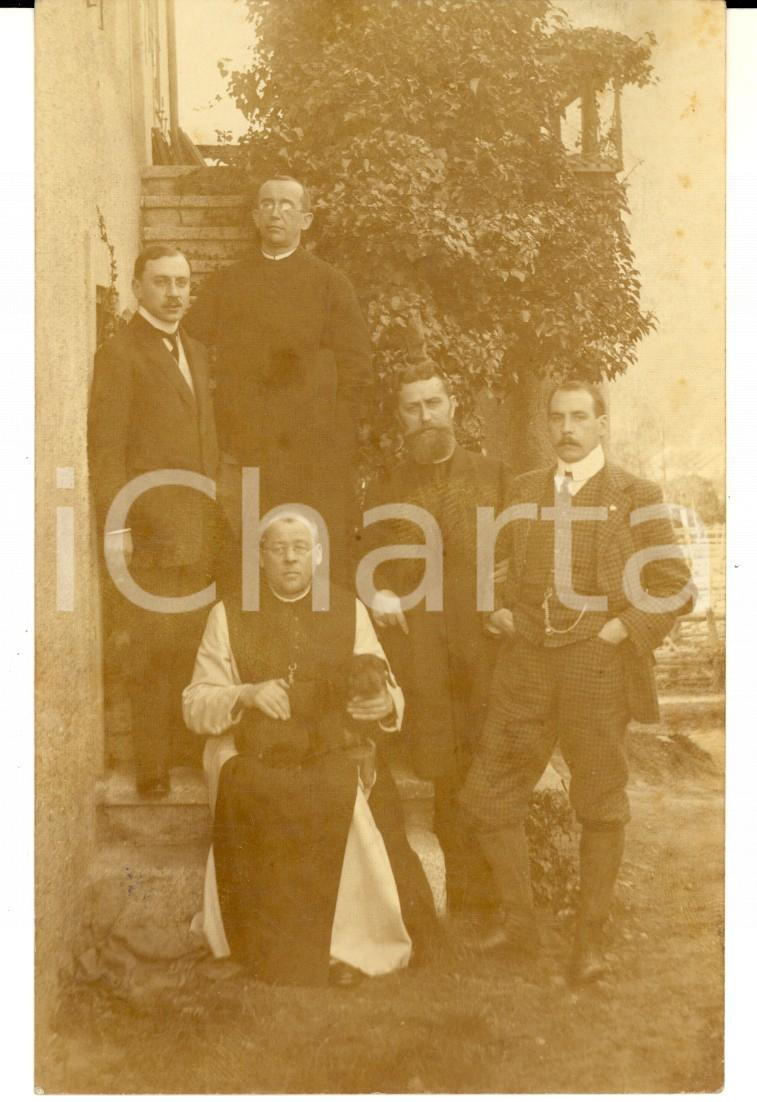 Fotografia d epoca originale 1910 AMERANG Gruppo di sacerdoti con un borghese e un cane  Foto cartolina 1