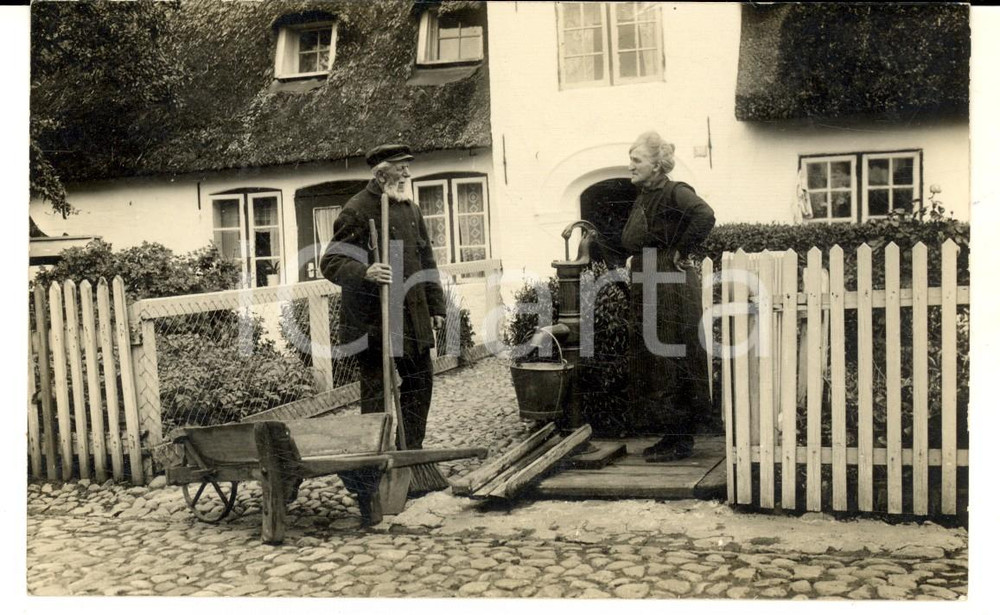 Fotografia d epoca originale 1915 ca GERMANIA Sfida tra un anziana coppia in giardino  Foto CURIOSA 1