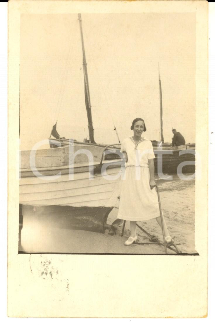 Fotografia d epoca originale 1925 REWAL PL Giovane donna in spiaggia tra le barche Foto cartolina VINTAGE 1