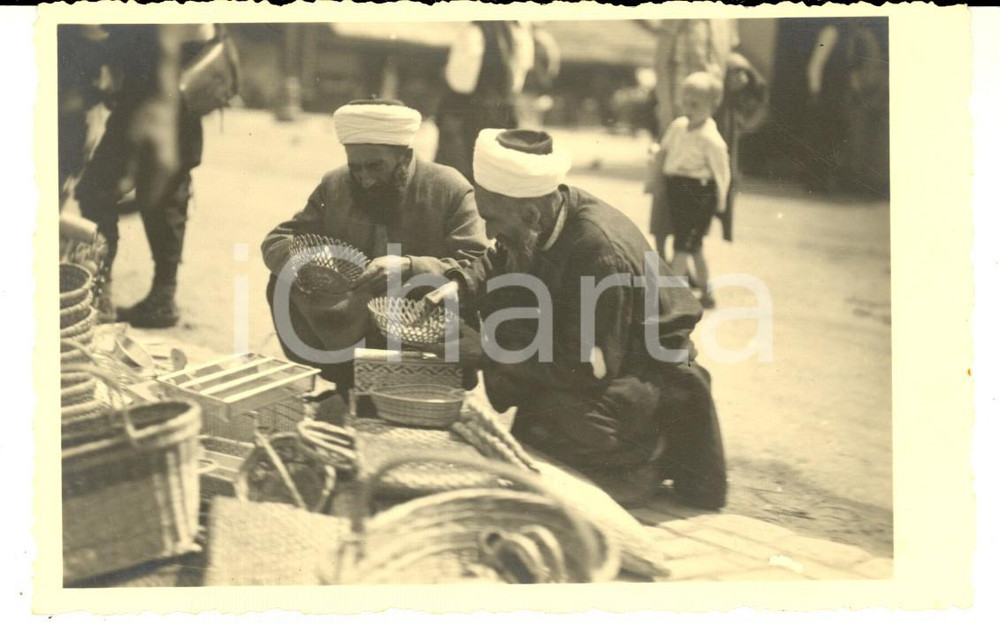 Fotografia d epoca originale 1930 ca TUNISIA COSTUMI Uomini acquistano cestini al mercato  Foto VINTAGE 1