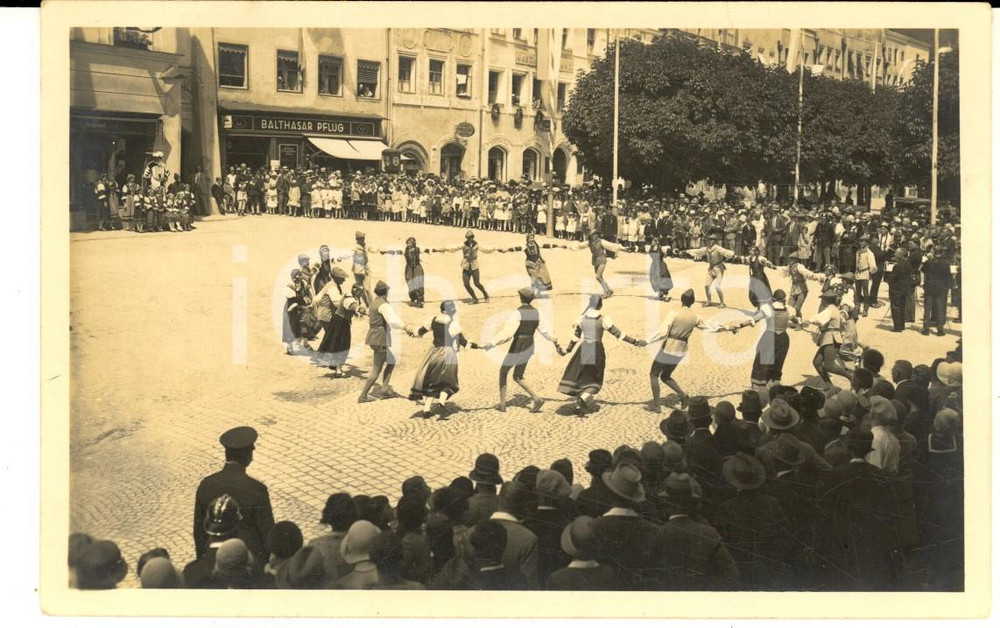 Fotografia d epoca originale 1920 ca GERMANY Danze tradizionali in piazza  Foto cartolina VINTAGE 1