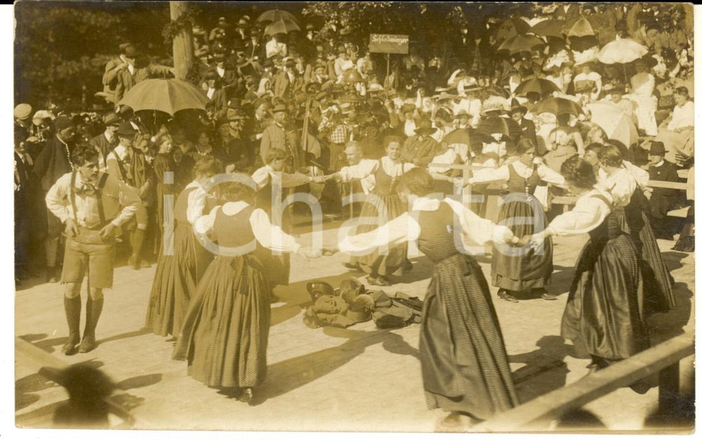 Fotografia d epoca originale 1910 ca SCHLADMING Danze tradizionali in piazza  Foto cartolina VINTAGE 1