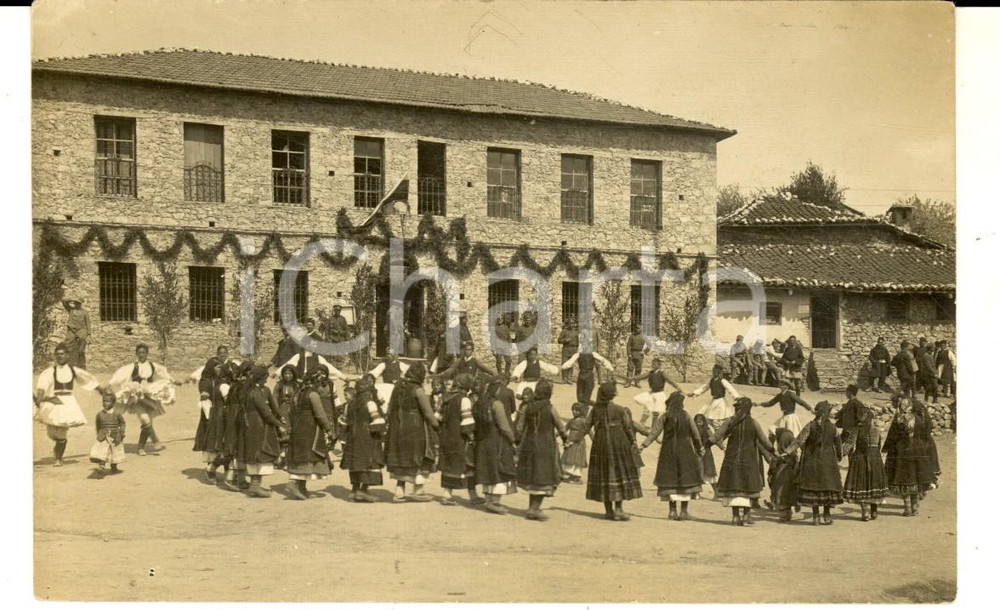 Fotografia d epoca originale 1915 ca GERMANIA Soldati osservano danze tradizionali in piazza  Foto VINTAGE 1