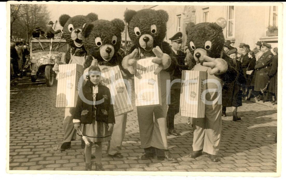 Fotografia d epoca originale 1953 WIESBADEN Ritratto di bambina con orsi pubblicitari FLAWAL  Foto VINTAGE 1