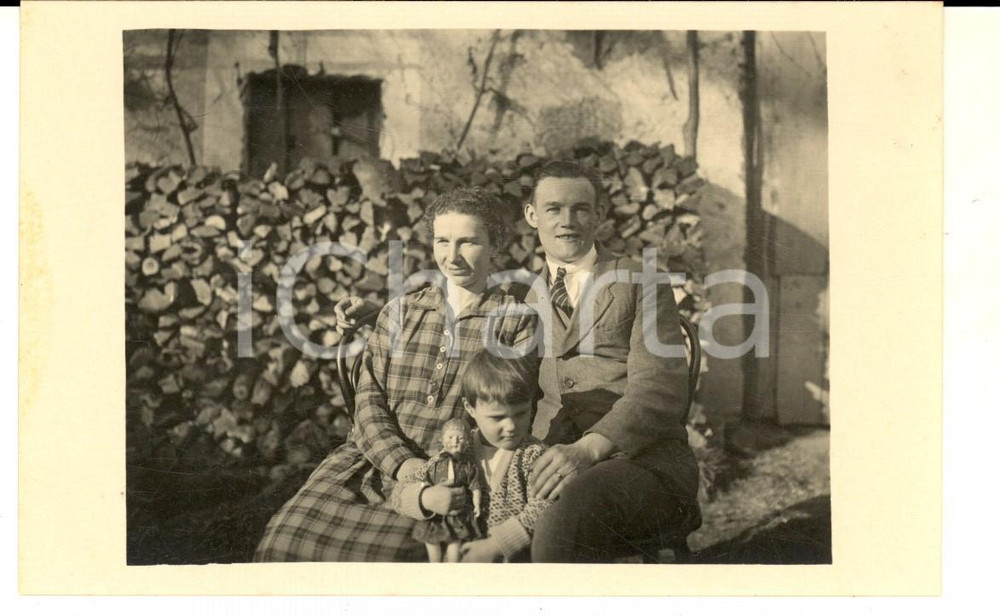 Fotografia d epoca originale 1940 ca GERMANIA Famiglia in cascina con bambina e bambola  Foto VINTAGE 1