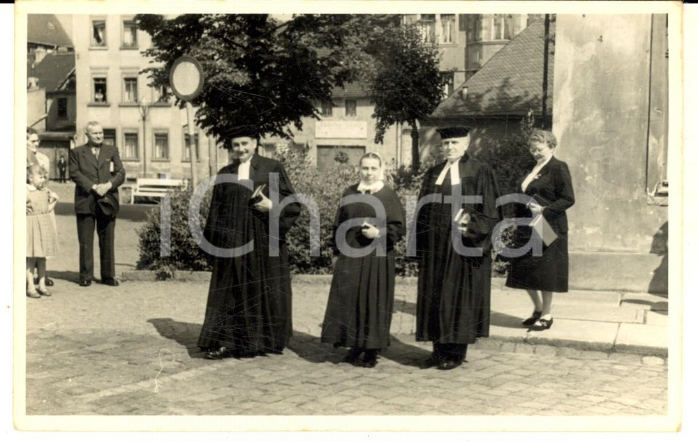 Fotografia d epoca originale 1940 ca CRIMMITSCHAU Due magistrati con giovane religiosa  Foto VINTAGE 1