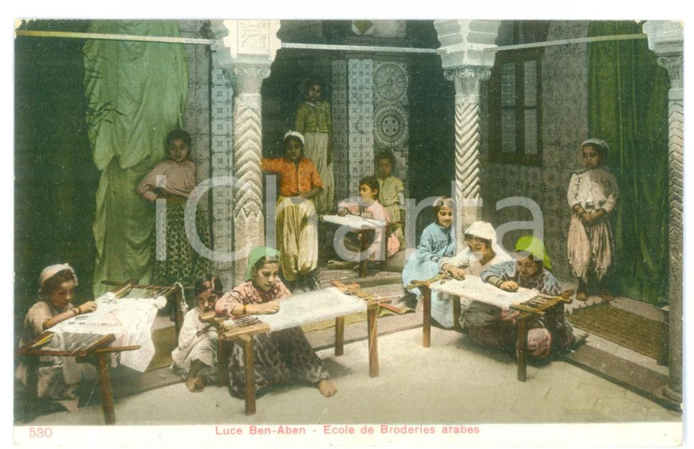 Cartolina originale da collezione 1910 ca COSTUMI ALGERIA Giovani alla scuola di ricamo Luce BenAben Cartolina 1