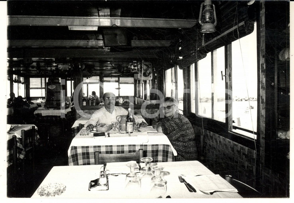 Fotografia d epoca originale 1979 MARINA DI PISA Ritratto di una coppia al ristorante  Foto VINTAGE 18x13 cm 1