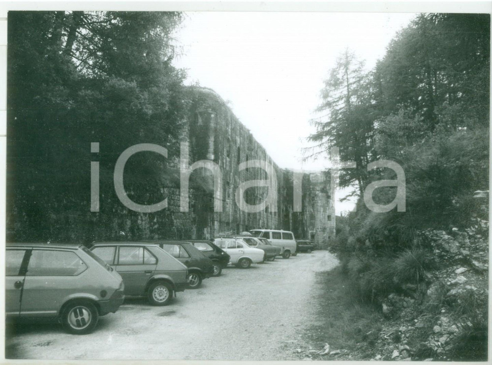 Fotografia d epoca originale 1982 FORTE BELVEDERE GSCHWENT TN Parcheggio all ingresso della fortezza 1