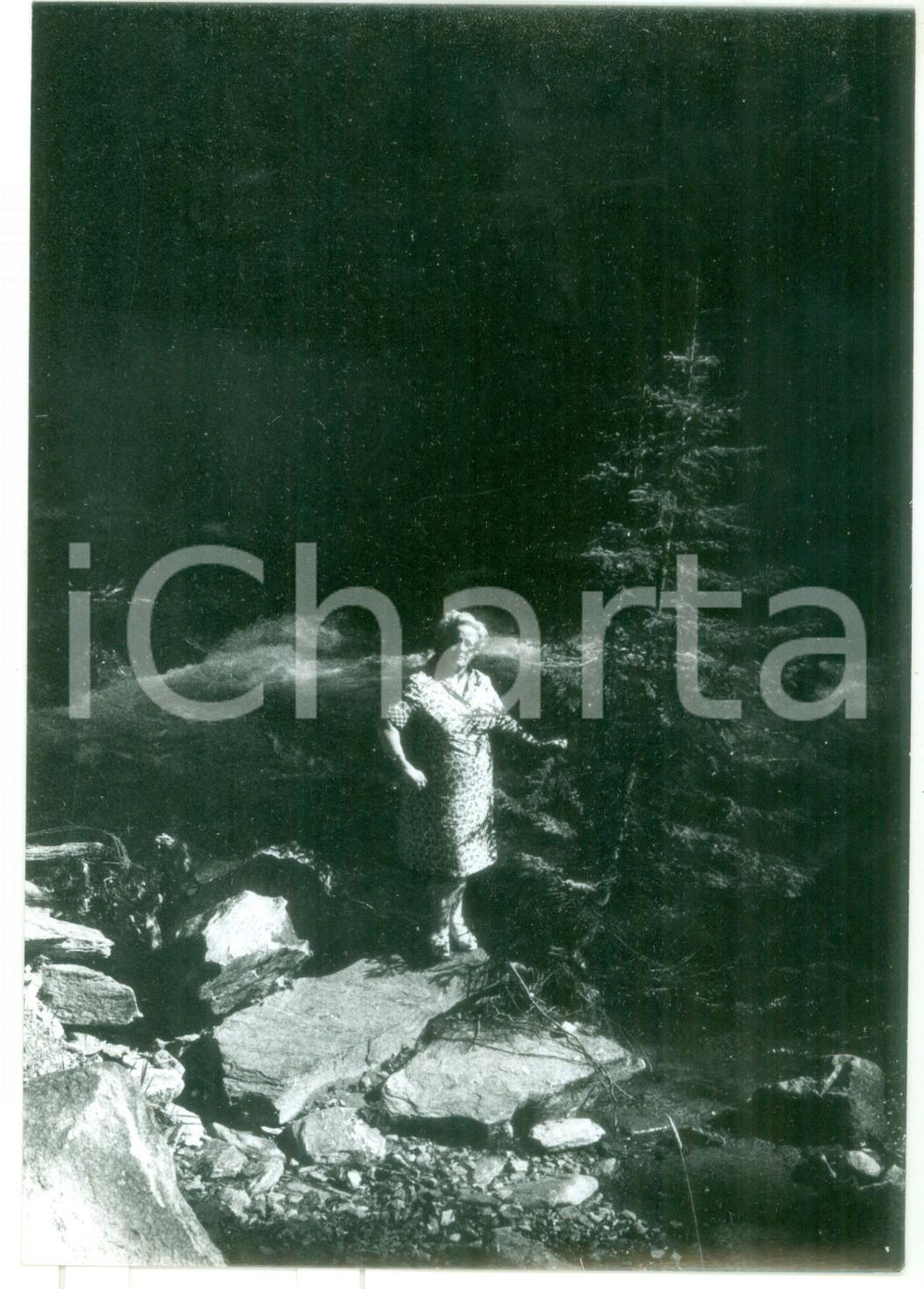 Fotografia d epoca originale 1979 SAN PIETRO BZ Donna sulla sponda del torrente AURINO Foto VINTAGE 13x18 1