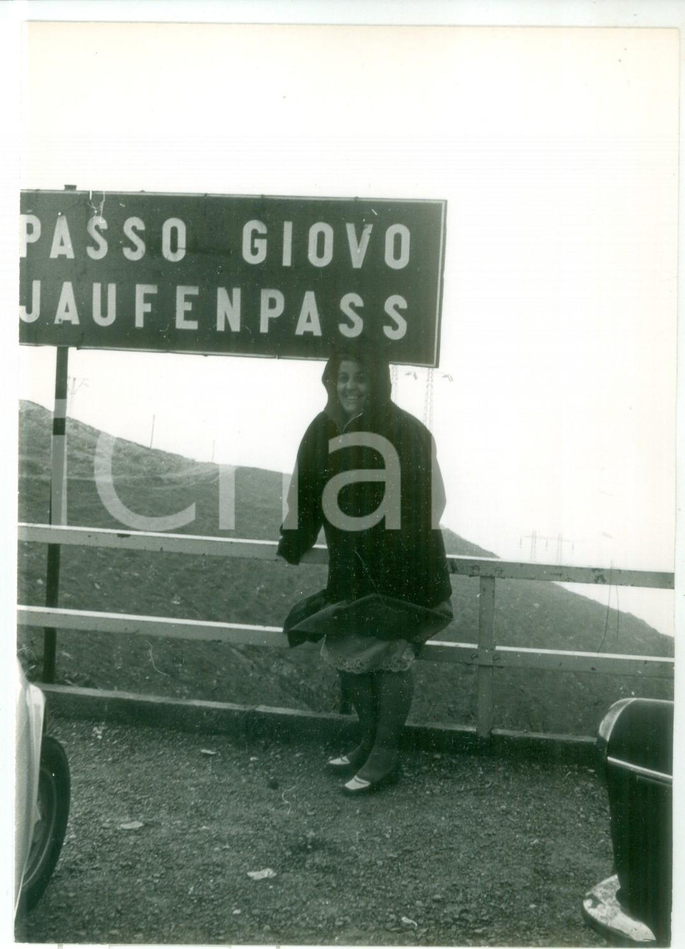 Fotografia d epoca originale 1979 PASSO DI MONTE GIOVO BZ Ritratto di una donna lungo il sentiero Foto 1