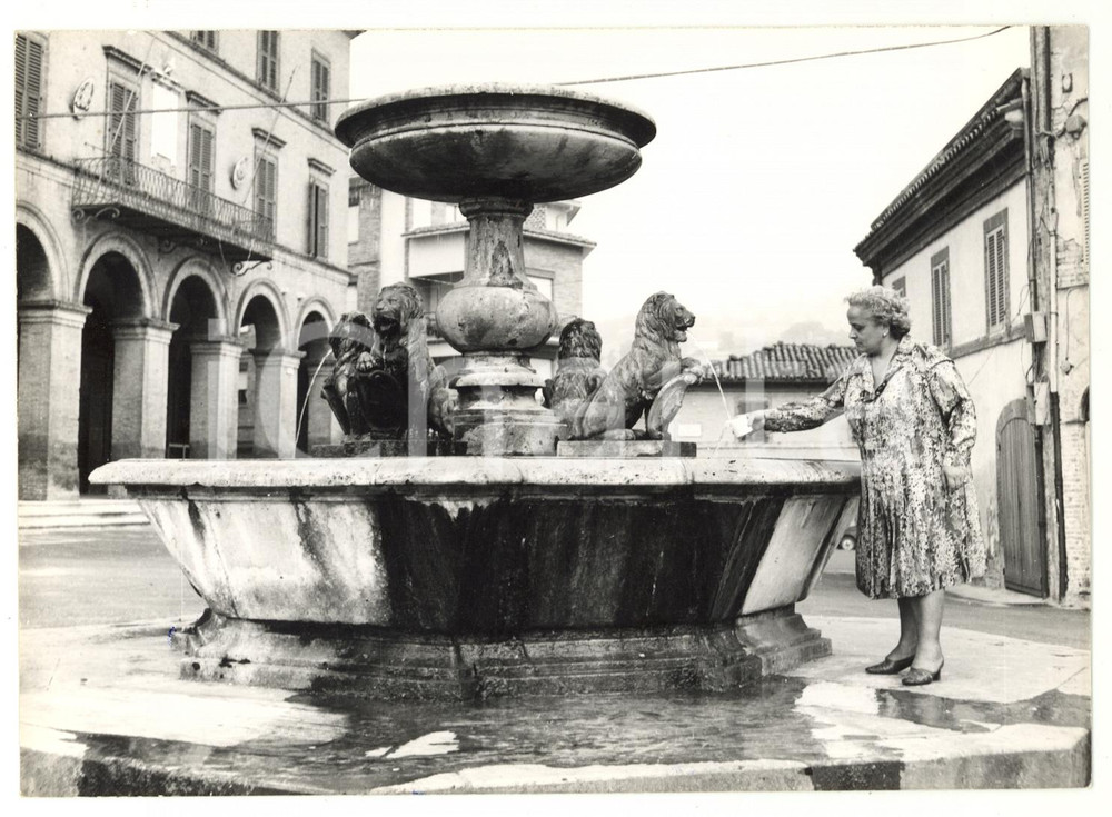 Fotografia d epoca originale 1979 CASTELRAIMONDO MC Veduta della Fontana dei Leoni Foto ARTISTICA animata 1