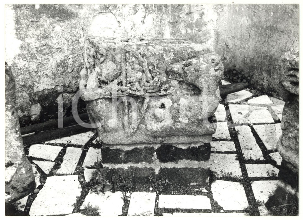 Fotografia d epoca originale 1982 TOLFA ROMA Rocca dei Frangipane  Altare in pietra con arciere FOTO 1
