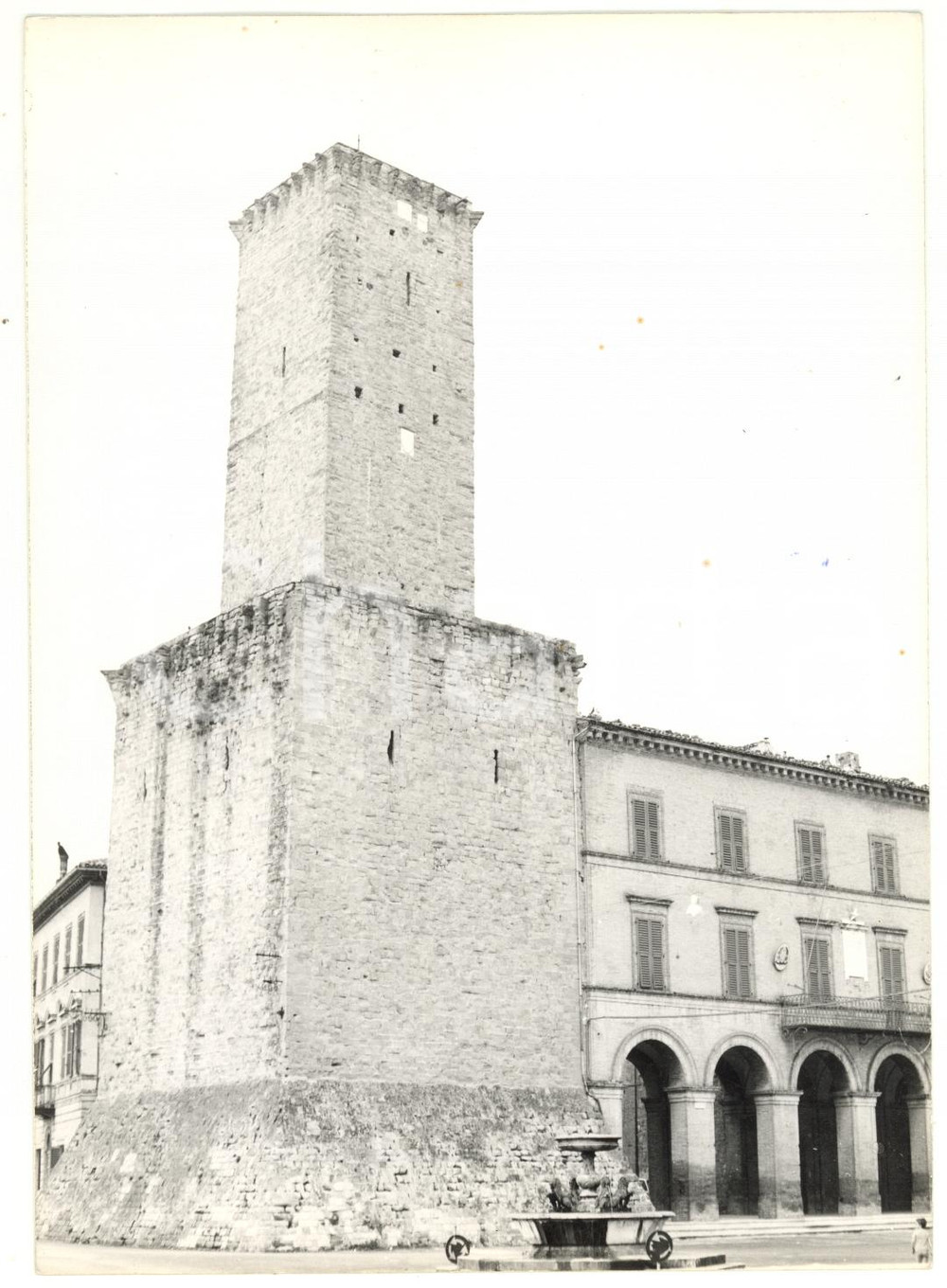 Fotografia d epoca originale 1979 CASTELRAIMONDO MC Veduta della TORRE DEL CASSERO Foto vintage 13x18 cm 1