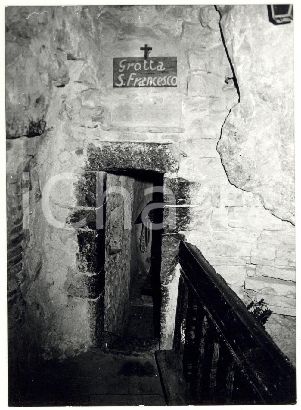 1977 ASSISI Eremo delle Carceri - Ingresso della GROTTA DI SAN FRANCESCO *Foto