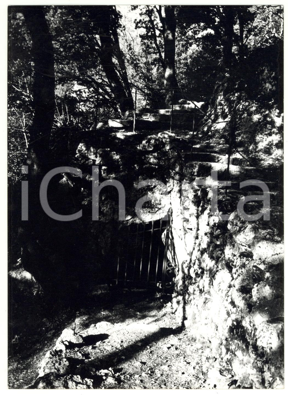 Fotografia d epoca originale 1977 ASSISI Eremo delle Carceri  Ingresso della GROTTA DEL BEATO LEONE Foto 1