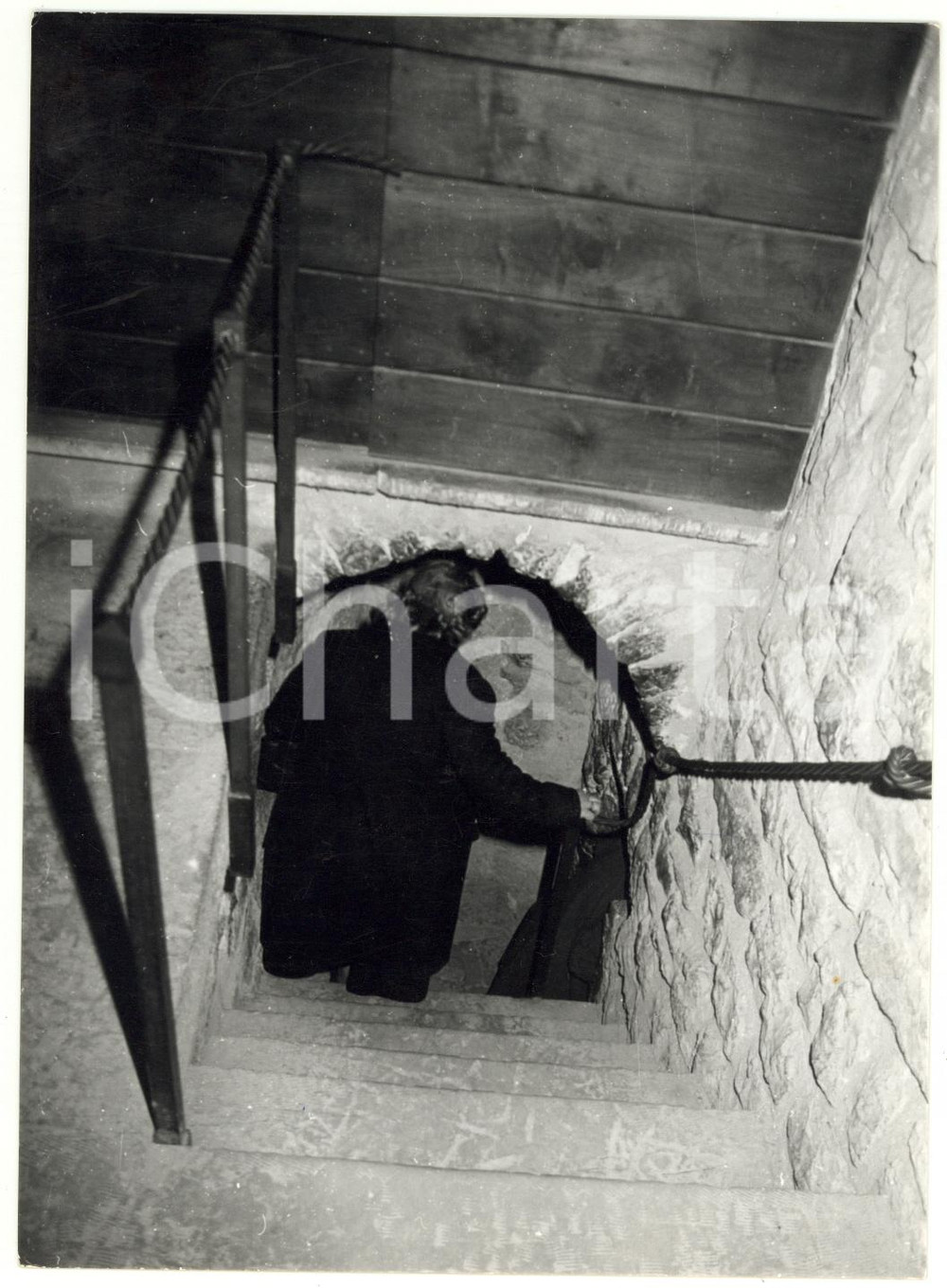 Fotografia d epoca originale 1977 ASSISI Eremo delle Carceri  Turista su una scalinata Foto VINTAGE 13x18 1