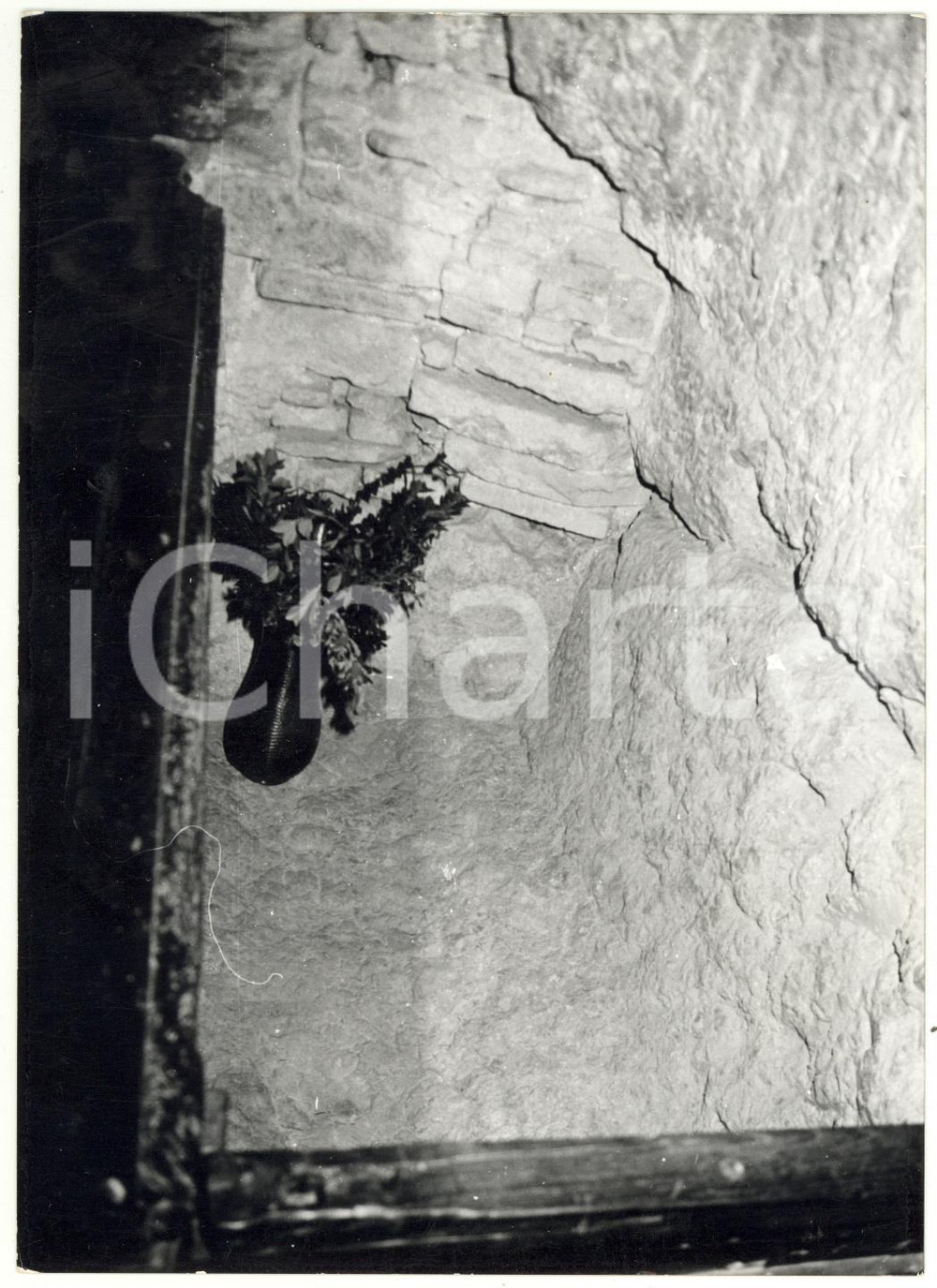 Fotografia d epoca originale 1977 ASSISI Eremo delle Carceri  Giaciglio della GROTTA DI SAN FRANCESCO Foto 1
