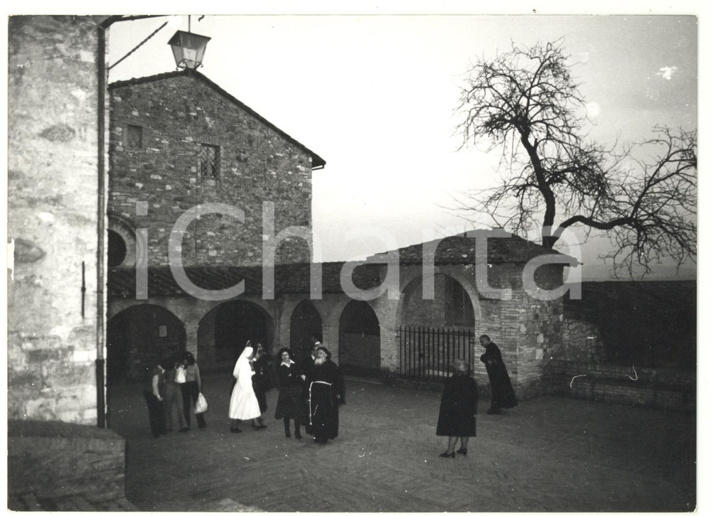 Fotografia d epoca originale 1977 ASSISI Ingresso della chiesa di SAN DAMIANO Foto ANIMATA 18x13 cm 1