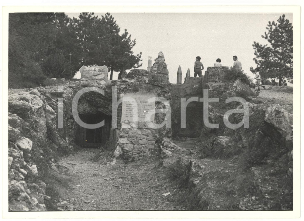 Fotografia d epoca originale 1971 GORIZIA Colle di Sant Elia  Veduta del CIMITERO DEGLI INVITTI Foto 18x13 1